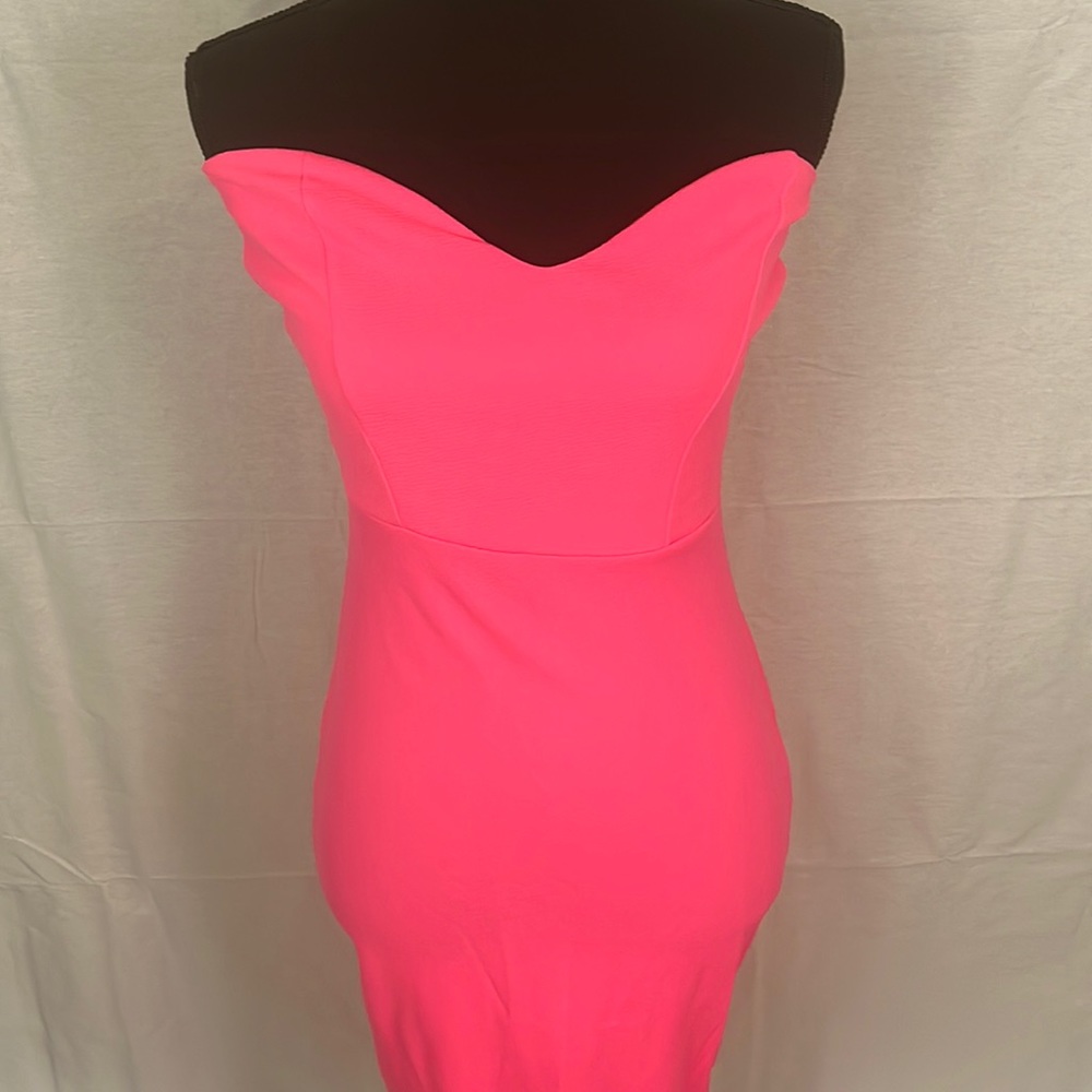 This is a size 4 strapless dress in the color pink.